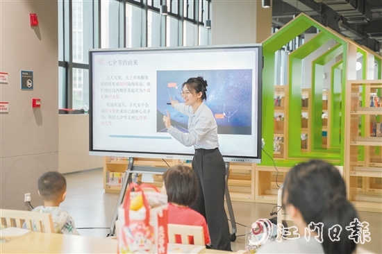 暑假期間，區(qū)圖書館開展親子活動，滿足讀者需求。