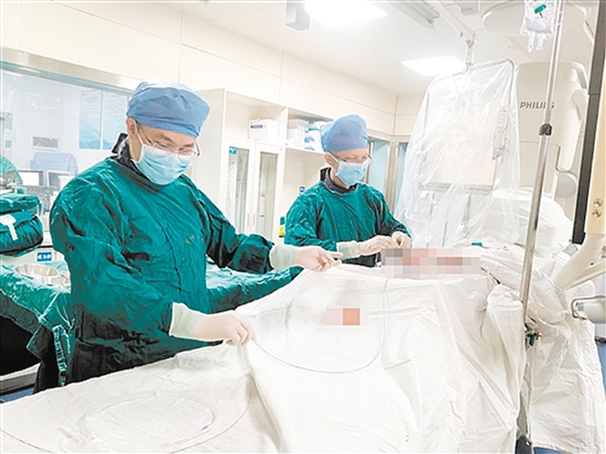 江門市中心醫(yī)院獨立完成珠中江地區(qū)首例心肌梗死后室間隔缺損介入封堵手術(shù)。