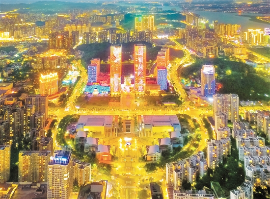 環(huán)五邑華僑廣場商圈夜色璀璨，這個商圈區(qū)域范圍約110萬平方米，包括江門萬達廣場、江門大融城、中天新地廣場等多個大型商業(yè)綜合體，集購物、餐飲、住宿、休閑、娛樂等多元文旅業(yè)態(tài)于一體，年均人流量約3000萬人次，區(qū)域內零售、餐飲類經營主體約1000家，月均營業(yè)收入約1.8億元。