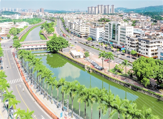 杜阮鎮(zhèn)按照“七個一”標準，全面美化圩鎮(zhèn)主街外立面，升級改造江杜中路、中心社區(qū)路等，沿杜阮河一河兩岸建成3公里碧道和河濱公園慢行系統(tǒng)，圩鎮(zhèn)面貌煥然一新。