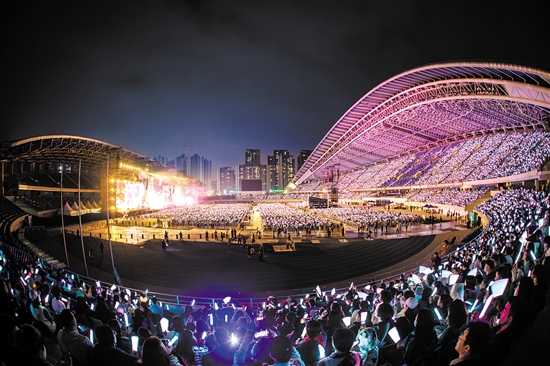 在濱江體育中心，張學友、許冠杰、譚詠麟、張韶涵、楊千嬅等歌星曾在此舉行演唱會。世界排球聯(lián)賽（廣東·江門站）、東京奧運會亞洲男排資格賽、第22屆亞洲U20女子排球錦標賽等60多場國內外大型賽事在此舉行，讓江門文旅產業(yè)展現(xiàn)出新生機、新活力。
