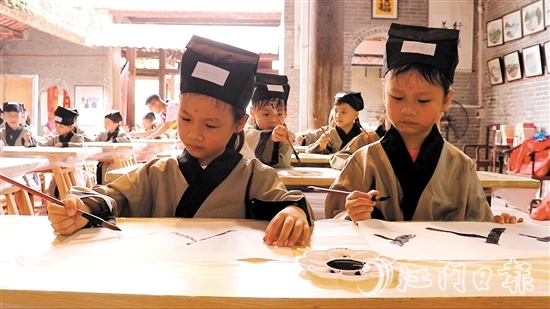 孩子們寫下“人”字，開筆破蒙。