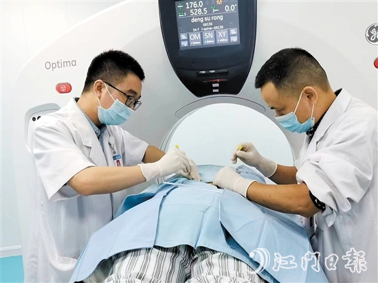 溫力生與林均練在CT引導(dǎo)下對(duì)患者進(jìn)行治療。