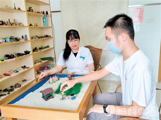 心理治療師為“開學綜合征”學生進行沙盤治療。