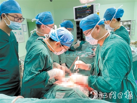 王廣闊和同事開展手術(shù)救治腹主動(dòng)脈瘤破裂患者。