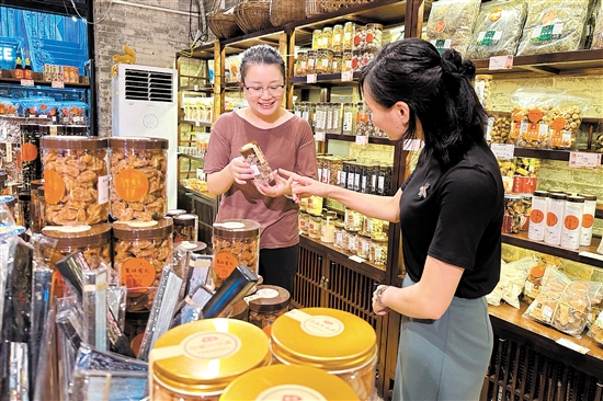 美籍華人李旻禧在草坪里經營土特產店和咖啡店。