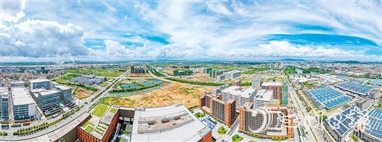 江海區(qū)產(chǎn)業(yè)新城拔地而起，駛?cè)氚l(fā)展快車道。邱昱