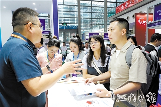 江海區(qū)招商干部在深圳展會(huì)招商。何榕