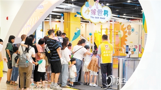 近年來(lái)，江海區(qū)人口大幅增長(zhǎng)。區(qū)科技館深受家長(zhǎng)和小朋友的歡迎。陳嬋