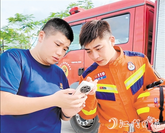 陳澎指導(dǎo)同事在新媒體平臺(tái)進(jìn)行消防宣傳。