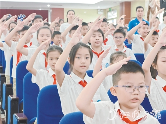 江華小學(xué)學(xué)生在開學(xué)典禮上齊唱《驕傲的少年》，鼓勵(lì)自己成為生活和學(xué)習(xí)中的冠軍。郭永樂