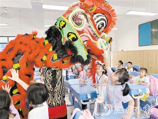 鶴山一中附小邀請醒獅隊(duì)到課室送祝福，學(xué)生與醒獅進(jìn)行互動。陳佩筠