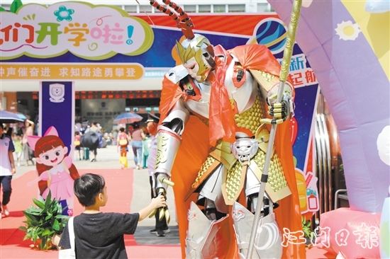 鶴山碧桂園學(xué)校老師扮演孫悟空迎接學(xué)生到校。