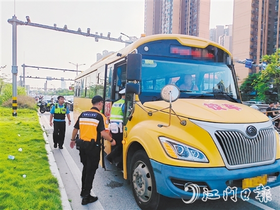 江門市輕騎兵交通志愿服務隊志愿者和交警走上校車開展交通安全宣傳。
