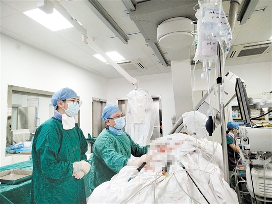 醫(yī)生為患者施行心外膜室速射頻消融術(shù)。