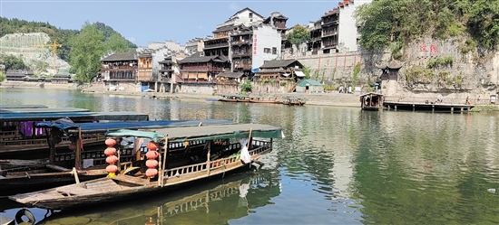 邊城茶峒景區(qū)古色古香。