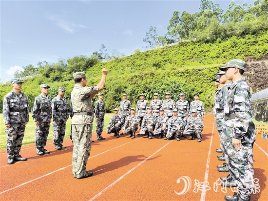 預(yù)定新兵頭頂烈日，在教練員的指揮下進(jìn)行訓(xùn)練。