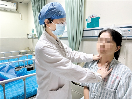 醫(yī)生幫患者檢查甲狀腺。