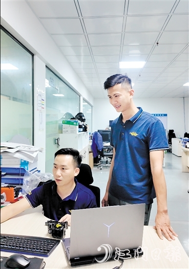 喻廣正與團隊成員討論研發(fā)細節(jié)。
