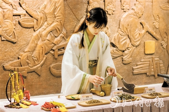 穿上古代服裝體驗中藥香囊制作。