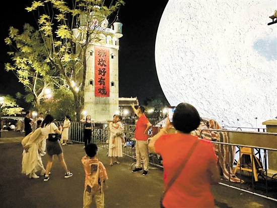 市民游客在赤坎華僑古鎮(zhèn)拍照留念。