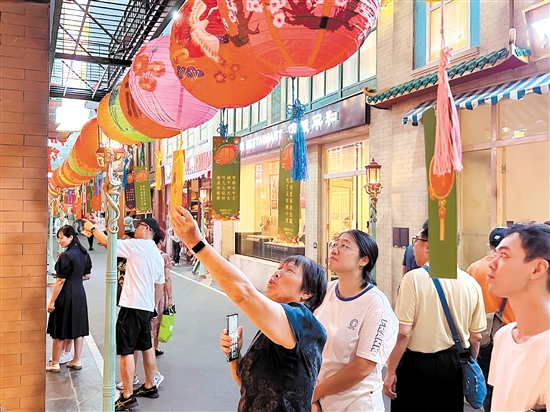 市民游客在中國(guó)僑都華僑華人博物館猜燈謎。