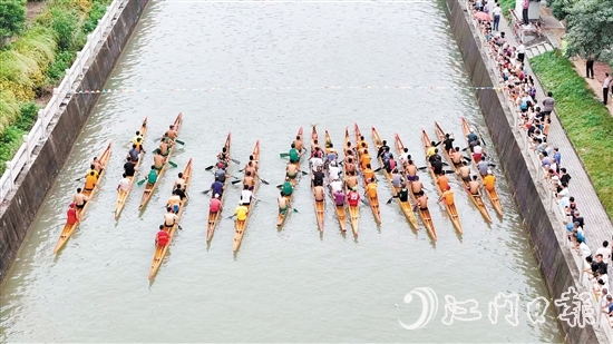 中秋假期，外海街道開展五人艇爭(zhēng)霸賽訓(xùn)練賽，吸引群眾駐足觀賽。劉瓊