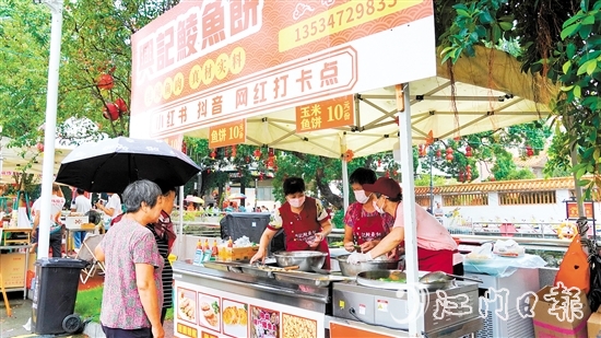 在荷塘鎮(zhèn)高村村，假期魚餅攤檔頗受歡迎。