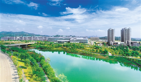 新會智造產(chǎn)業(yè)園鳳山湖園區(qū)納入江門市大型產(chǎn)業(yè)集聚區(qū)北組團范圍，是中歐（江門）中小企業(yè)國際合作區(qū)的重要組成部分，同時納入省產(chǎn)業(yè)轉(zhuǎn)移工業(yè)園管理，已落戶項目7個（投試產(chǎn)項目4個），2023年實現(xiàn)規(guī)上工業(yè)產(chǎn)值約22.65億元。
