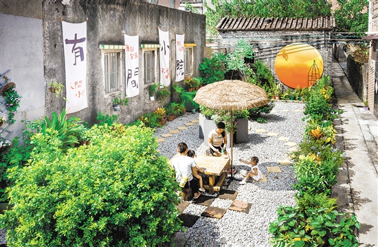 大澤鎮(zhèn)蓮塘村是廣東省“百千萬工程”典型村，該村把推進“美麗庭院”建設(shè)作為婦女群眾參與實施“百千萬工程”的有效途徑，助力農(nóng)村人居環(huán)境改善和鄉(xiāng)風文明提升。