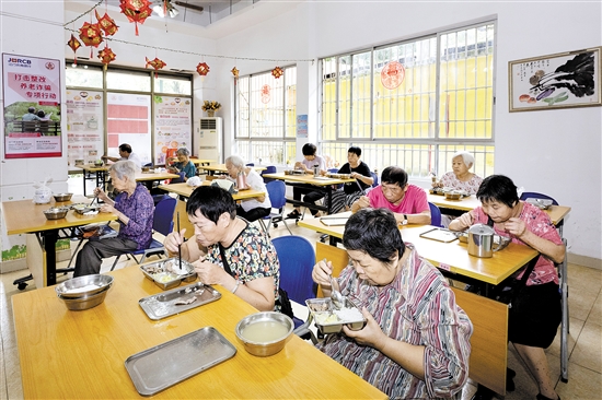 北門社區(qū)長者食堂是新會區(qū)首家投入運營的長者食堂，由維達慈善基金會資助。目前，會城街道共有3家社區(qū)長者食堂，解決了100多名長者每天的膳食問題。