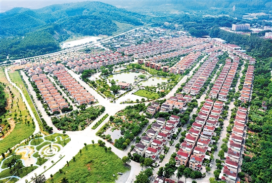 2023年，會城街道奇榜村集體收入突破6000萬元。圖為奇榜新村按園林小區(qū)模式整體規(guī)劃、統(tǒng)一標準建設(shè)的401幢農(nóng)民別墅。