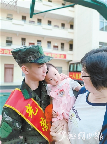 張城昊與依依不舍的妹妹。
