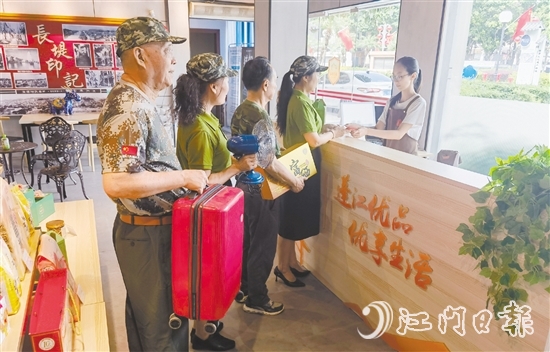退役軍人們走進“蓬江優(yōu)品”青年廣場店選購商品。
