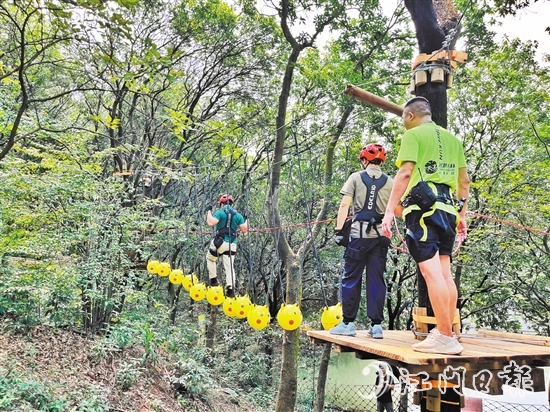 游客在工作人員的指導(dǎo)下，學(xué)習(xí)相關(guān)安全知識，現(xiàn)場體驗部分游玩項目。