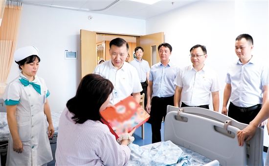 江門市人民醫(yī)院領(lǐng)導探望患者。
