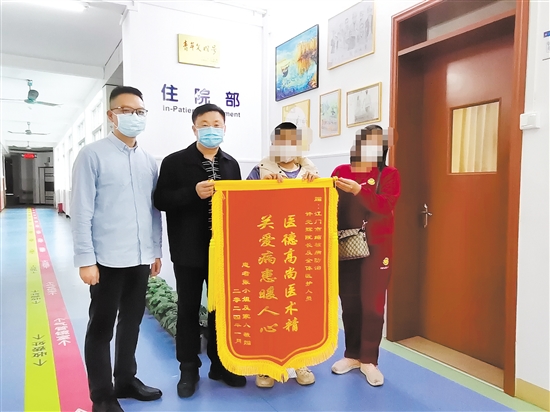 患者康復(fù)后向江門(mén)市結(jié)核病防治所贈(zèng)送錦旗表示感謝。