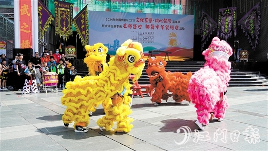 醒獅躍動(dòng)起舞，展現(xiàn)了中國傳統(tǒng)舞獅文化的獨(dú)特魅力。