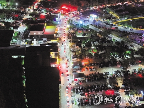 來五洞村品嘗牛肉的市民游客眾多，村內(nèi)不時(shí)形成“車龍”。