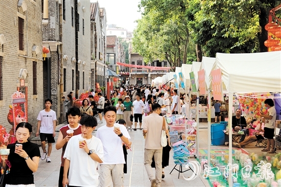 啟明里的國潮市集熱鬧非凡。