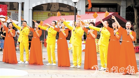 江門和美合唱團(tuán)的團(tuán)員們用真摯的情感和動(dòng)人的歌聲向祖國送上祝福。
