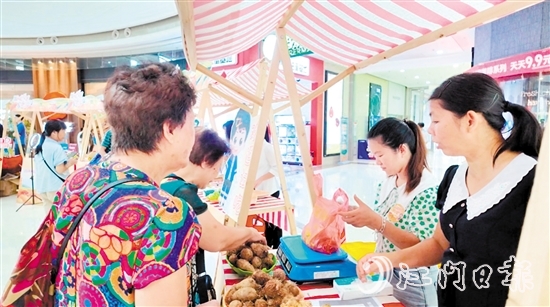 市民在展銷會上購買天等縣特色農(nóng)產(chǎn)品。