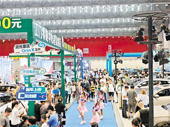 在2024江門“十一”國際車展現(xiàn)場，人們忙著挑選心儀的靚車。