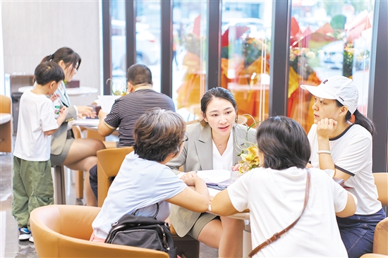 今年國慶假期，全市主要房地產(chǎn)項目認(rèn)購近2300套,圖為銷售人員在接待客人。