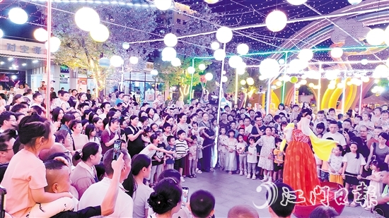 白水帶繽紛樂園內(nèi)，精彩節(jié)目層出不窮，吸引游客觀看。受訪者供圖