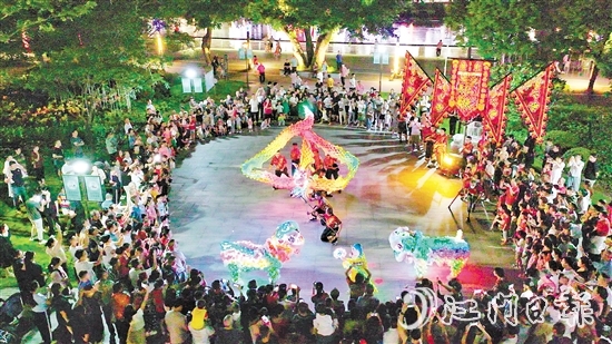 夜光龍在夜空中翻騰，金光閃閃，威武霸氣。付師華