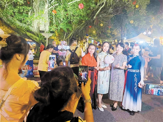 圭峰山重陽文化創(chuàng)意集市的舉辦更添濃厚節(jié)日氣氛。