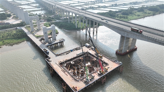 施工人員對深江鐵路跨虎跳門水道主橋17號主塔進行混凝土封底灌注。