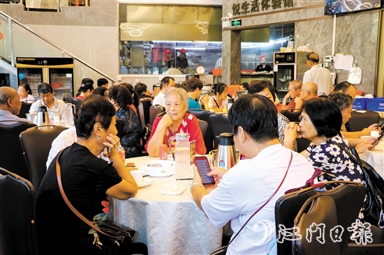 長者到參與“蓬江區(qū)社區(qū)飯?zhí)敏邜坌牟妥馈表?xiàng)目的愛心商家用餐。