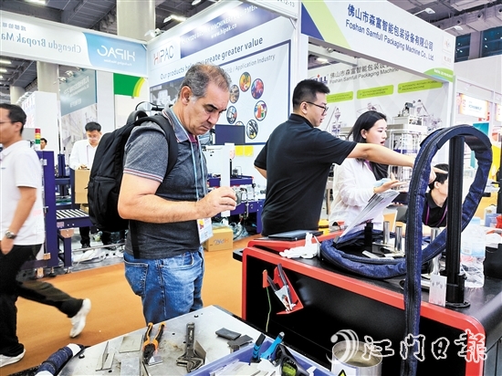 國(guó)外客商在安德激光展位參觀(guān)。